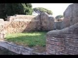 03139 ostia - regio i - insula xii - caseggiato dei triclini (i,xii,1) - decumanus maximus - 1. laden von osten - bli ri suedosten - 01-2024.jpg